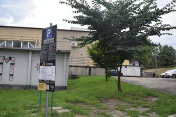 Jastrzębie-Zdrój: Problem z parkowaniem pod blokiem na ul. Turystycznej. Teren należy do TBS-u, więc wprowadzono opłaty. Czy uda się znaleźć rozwiązanie?