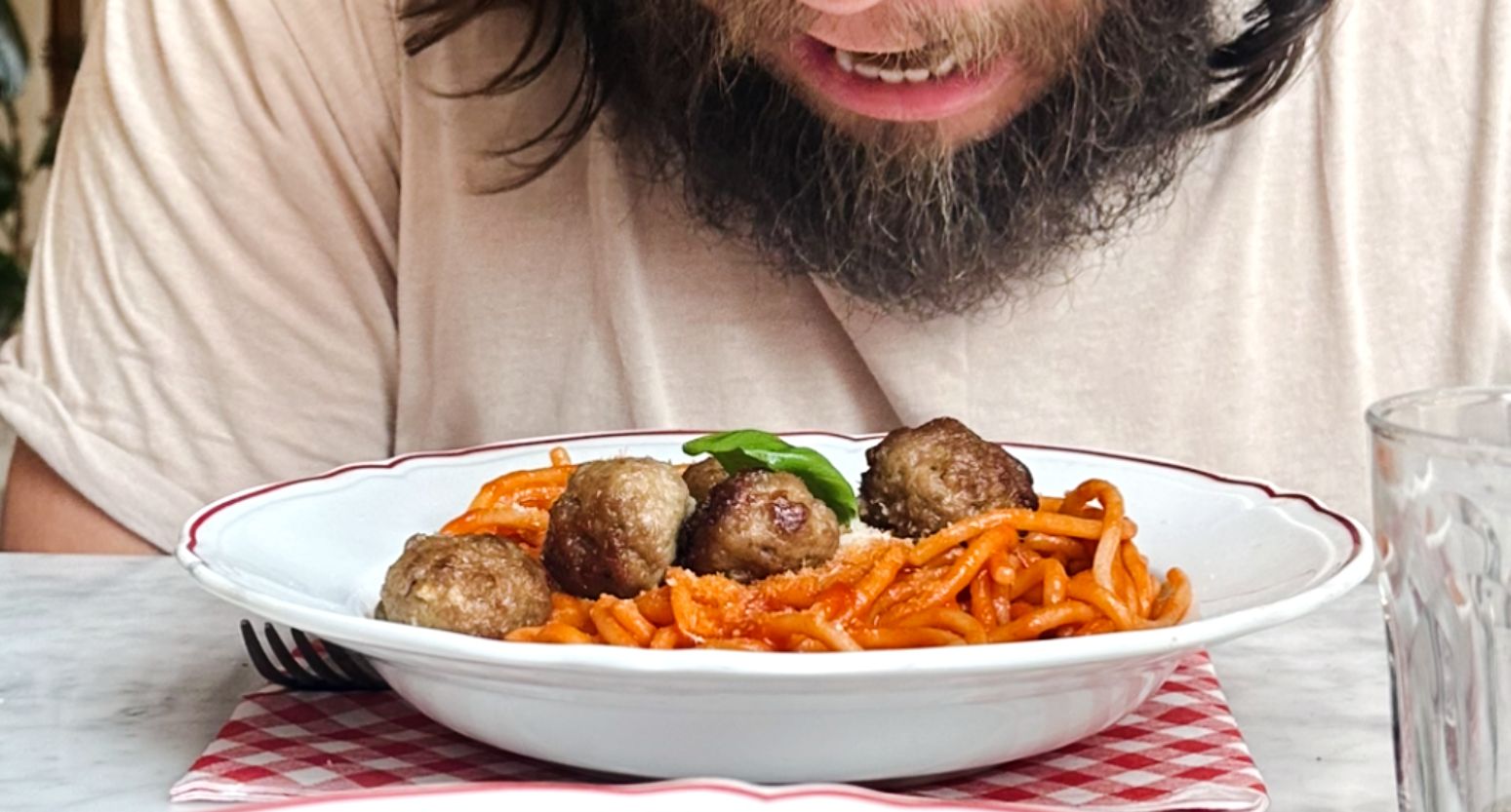 Fałszywy głód może zaburzyć relację z jedzeniem.