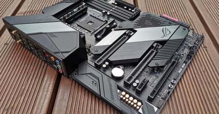 ASUS ROG Crosshair VIII Hero (Wi-Fi). Topowa płyta główna dla AMD Zen 2 w obiektywie aparatu