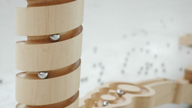 Stół, na który trudno przestać patrzeć [wideo] 1