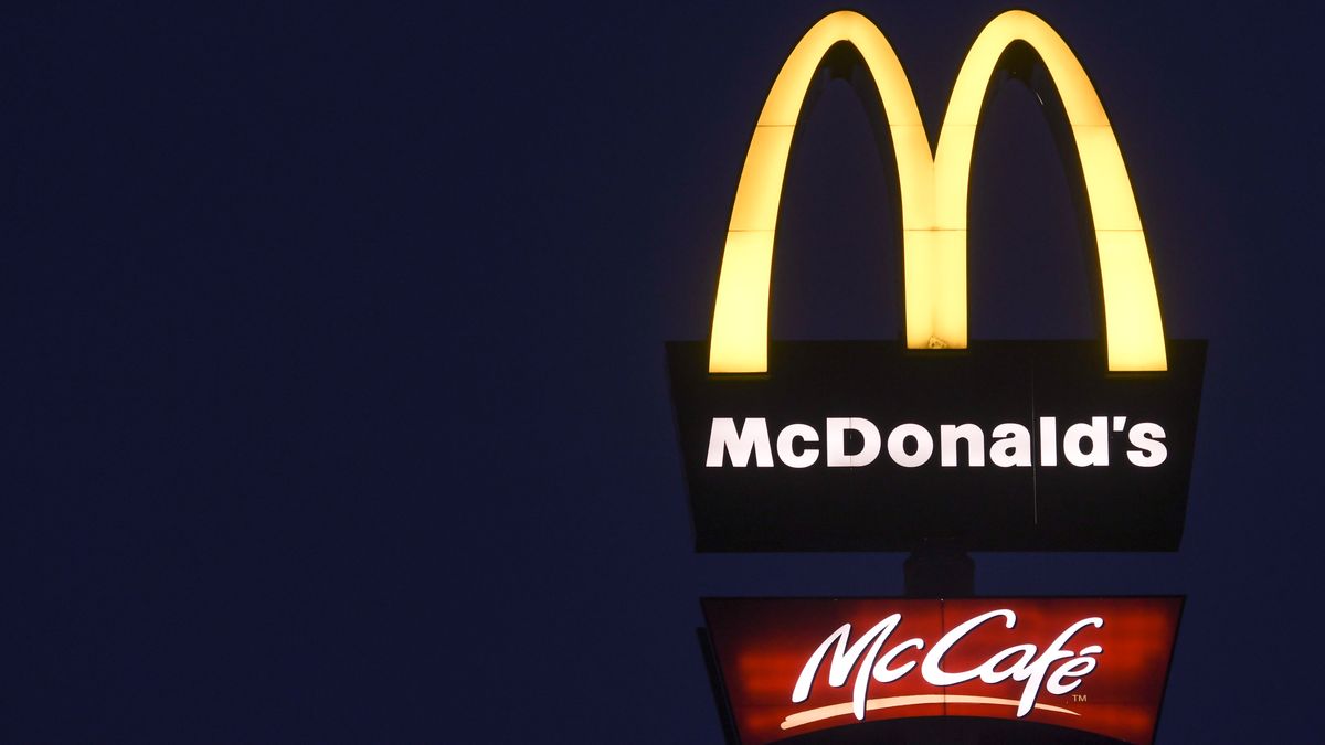 Kanapka Drwala pojawiła się w ofercie McDonald's i wywołała nielada zamieszanie(Photo by Artur Widak/NurPhoto via Getty Images)