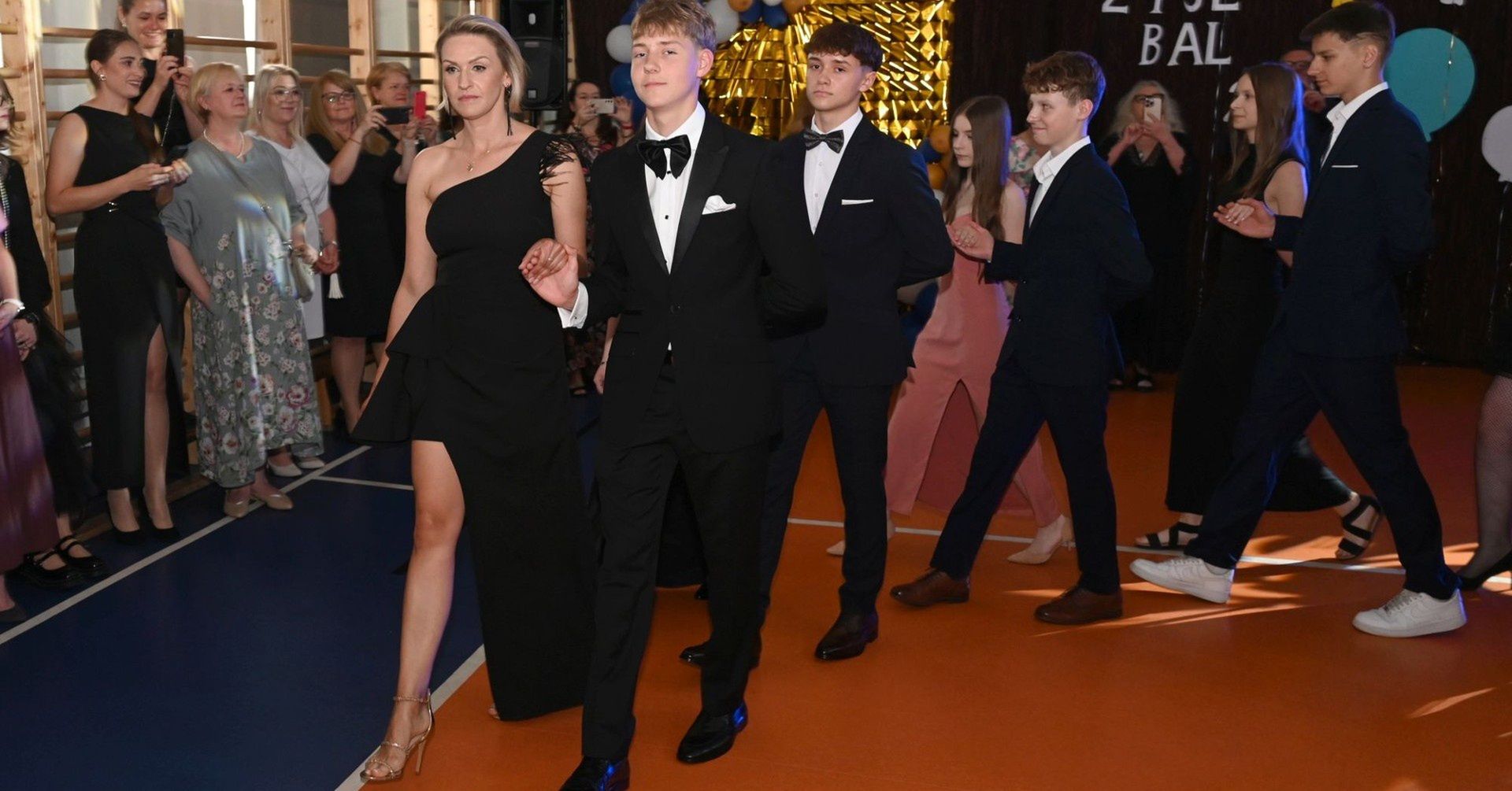 Bal w kieleckiej &#34;24&#34;. Poloneza w pierwszej parze zatańczyli dyrektor Agnieszka Gągorowska i uczeń 8A Mikołaj Koszara 