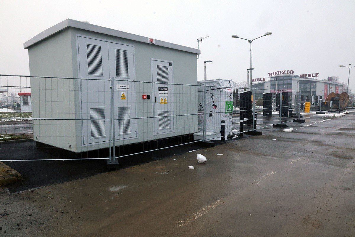 Legnica: Powstaje jedna z największych w Polsce stacji do szybkiego ładowania aut elektrycznych Tesla Supercharger. Będzie 12 stanowisk