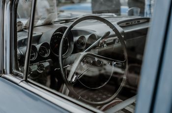Skała: Zabytkowe, stare, niezwykłe motocykle i samochody w mieście