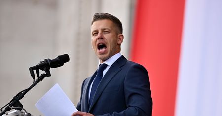 Morze zwolenników Magyara przed parlamentem. Dziękował im za wsparcie