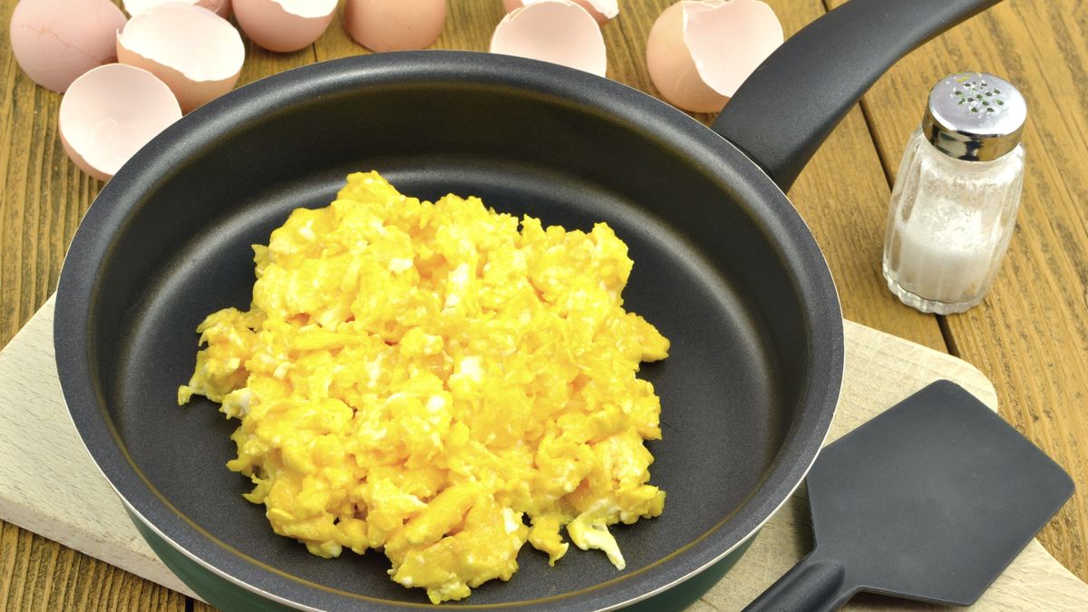 Dodanie ricotty do jajecznicy to sposób na jej wzgogacenie
