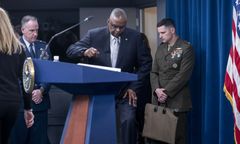 Szef Pentagonu w szpitalu. Posiada przy sobie "tajne systemy łączności"