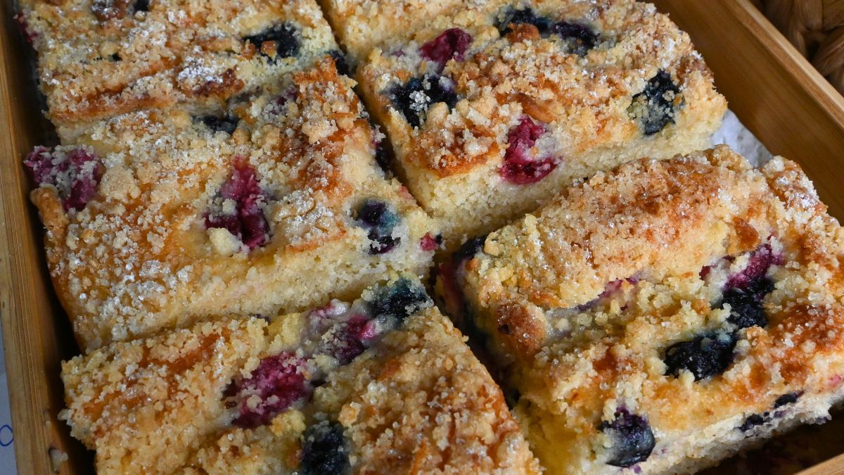 Proste ciasto drożdżowe z mrożonymi owocami