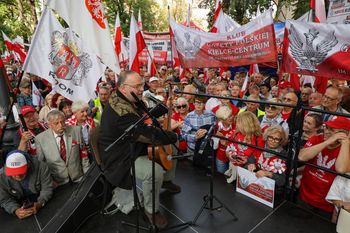 Pikieta przed Trybunałem Konstytucyjnym. Na miejscu widzowie Republiki