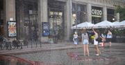 Warszawa. Można się napić i zrosić. Dużo wody na ulicach stolicy. Gdzie są kurtyny wodne?