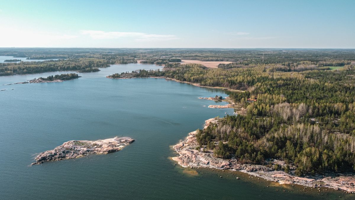 Fragment Zatoki Fińskiej pod Helsinkami, okolice terenów rekreacyjnych Kopparnas - zdjęcie ilustracyjne