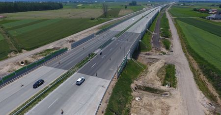 Autostrada gotowa, na budowie pusto, ale trasa wciąż zamknięta? Wyjaśniamy