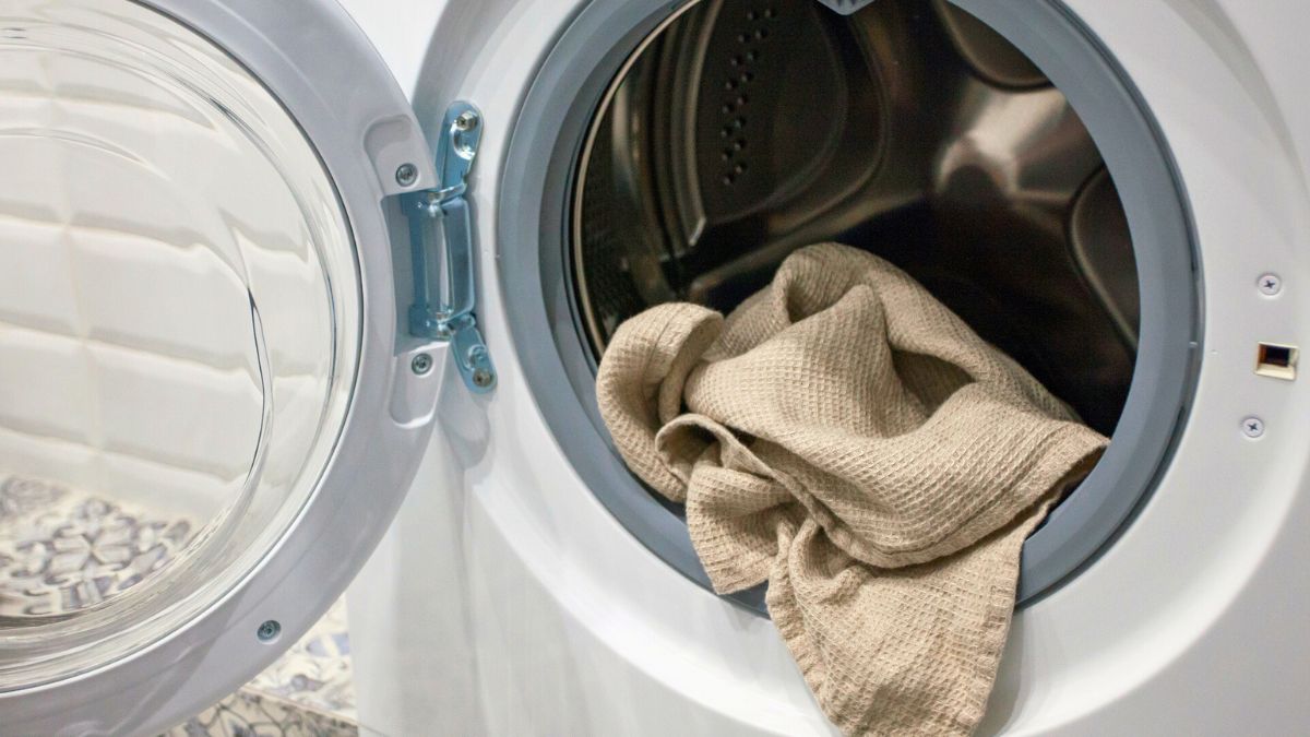 Otwarte drzwiczki pralki