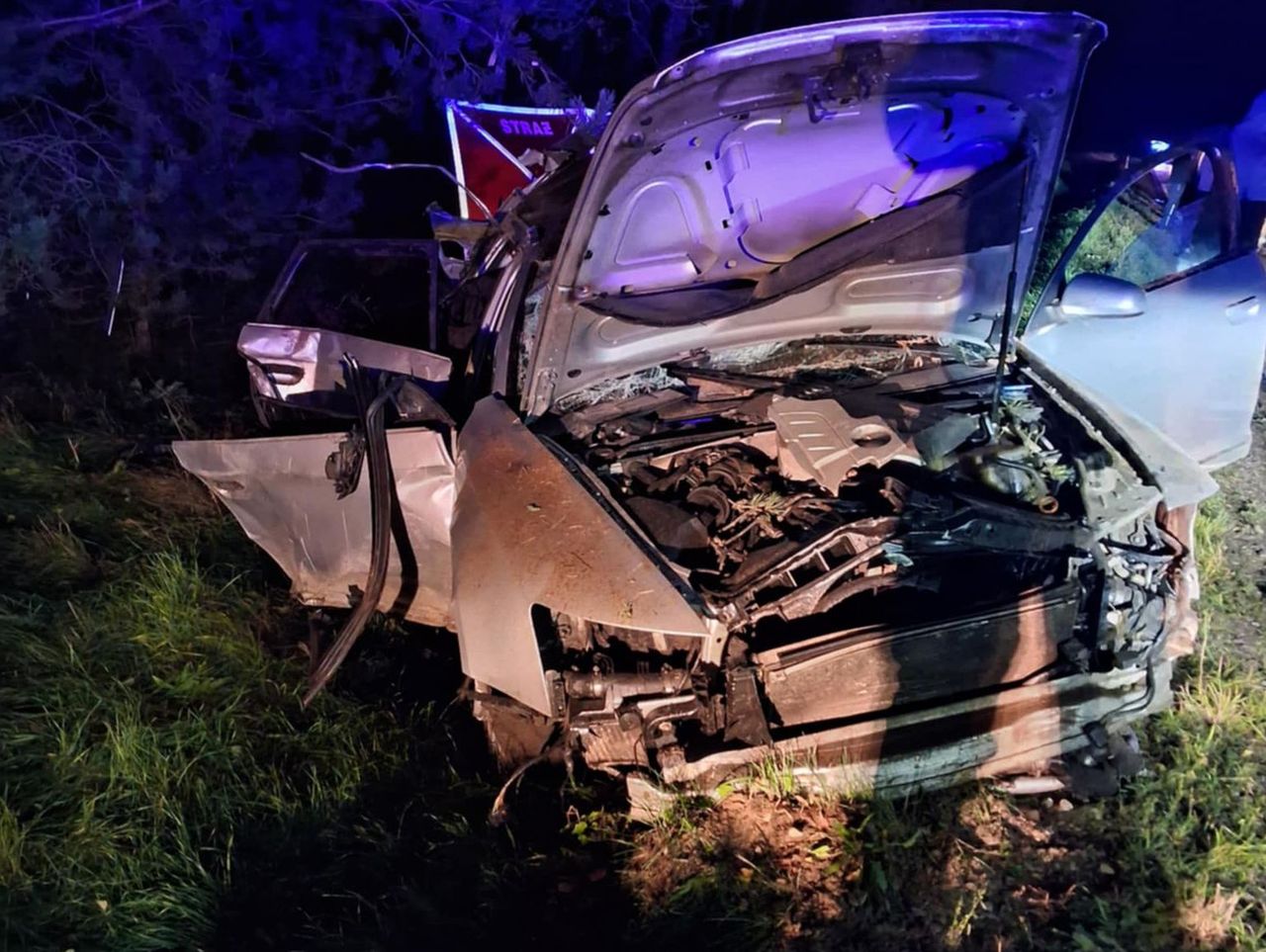 Gąsiorowo: Wbił się w przepust. Kierowca i pasażer wypadli z samochodu