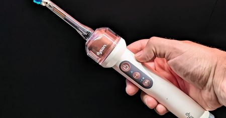 2 tys. zł za szczoteczkę i taki problem. Dyson wycofuje CameraJet