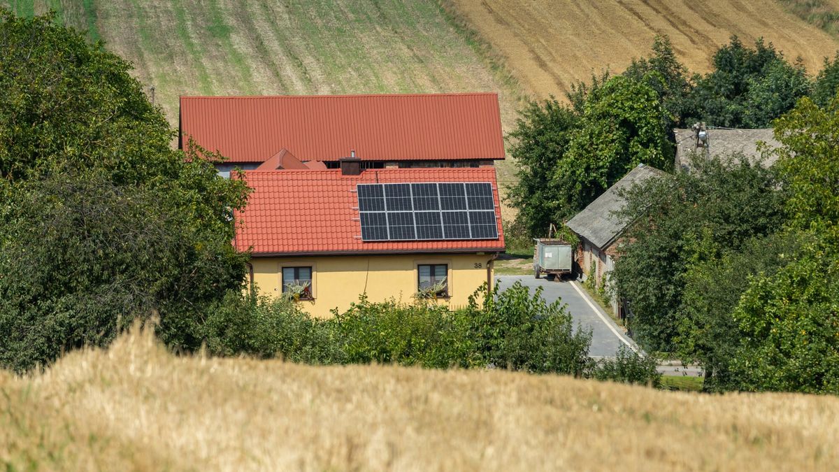 Stock Arkadiusz Zió?ek
fot: Arkadiusz Ziolek/ East News.

n/z Panele fotowoltaiczne na dachu domu jednorodzinnego.
ARKADIUSZ ZIOLEK