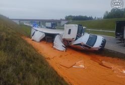 20 ton sosu pomidorowego rozlało się przy A1. TIR zmiażdżył busa