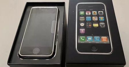 Sprzedał starego iPhone'a za cenę kawalerki. Wystarczyło zrobić z nim jedną rzecz