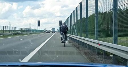 Spieszył się, więc pojechał ekspresówką. Tylko, że na rowerze