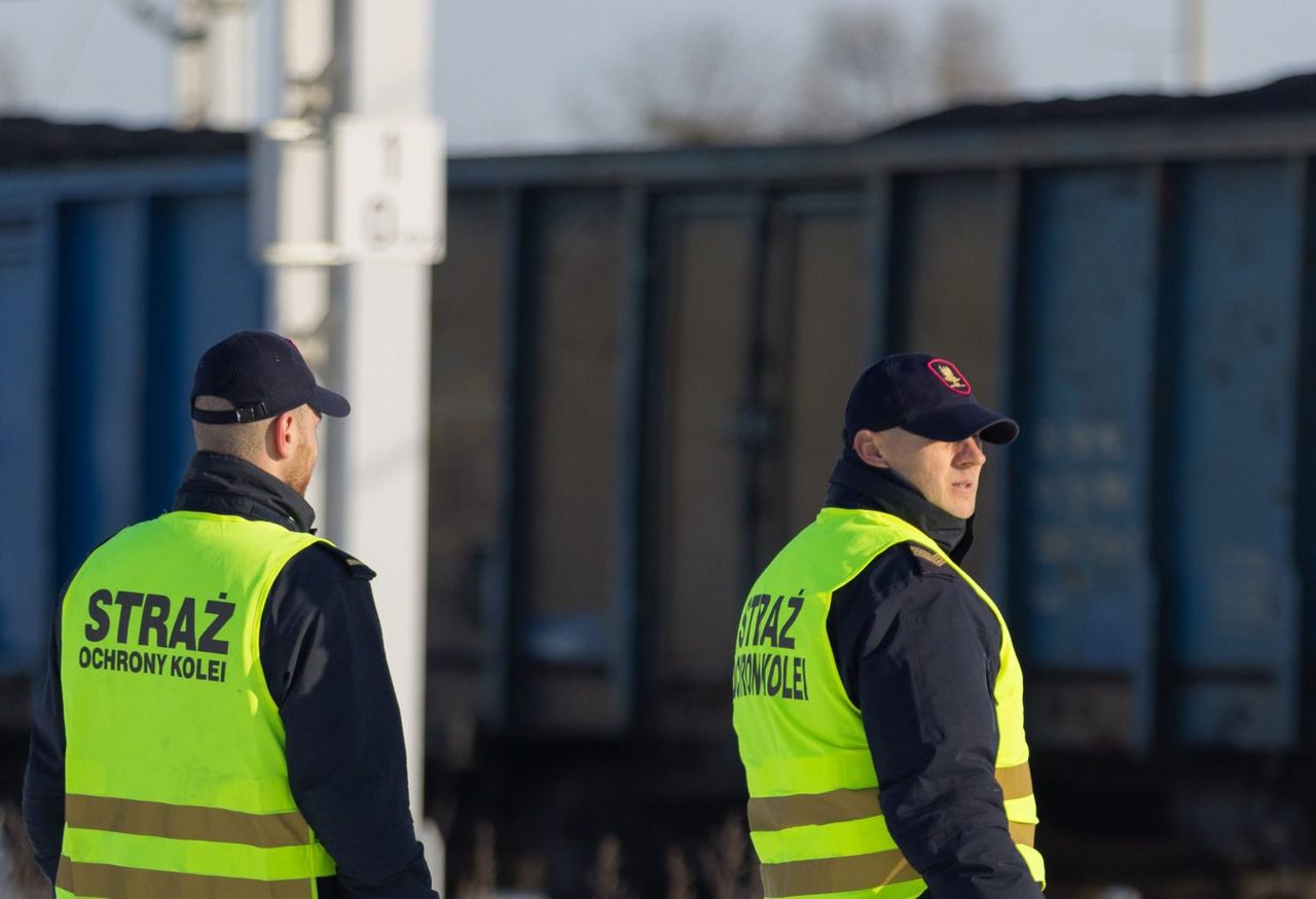 Nastolatek podróżował na wagonie pociągu towarowego