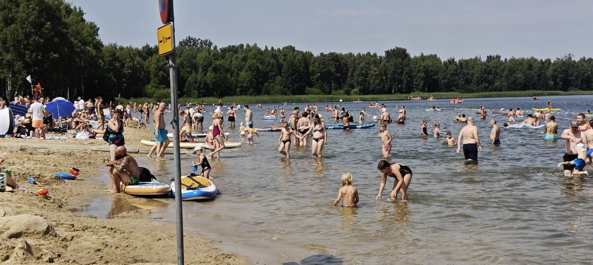 Dąbrowska Riwiera przeżywa oblężenie! Pogoria III pęka w szwach. Plażowicze korzystają z uroków słońca i orzeźwiającej wody. Zobacz ZDJĘCIA
