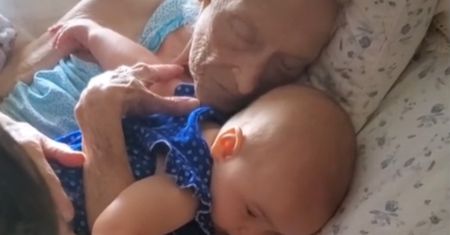 Prababcia tuli prawnuczkę. Wzruszające wideo podbija sieć
