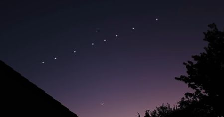 Satelity Starlink nad Polską. Kiedy podziwiać "kosmiczny pociąg?"