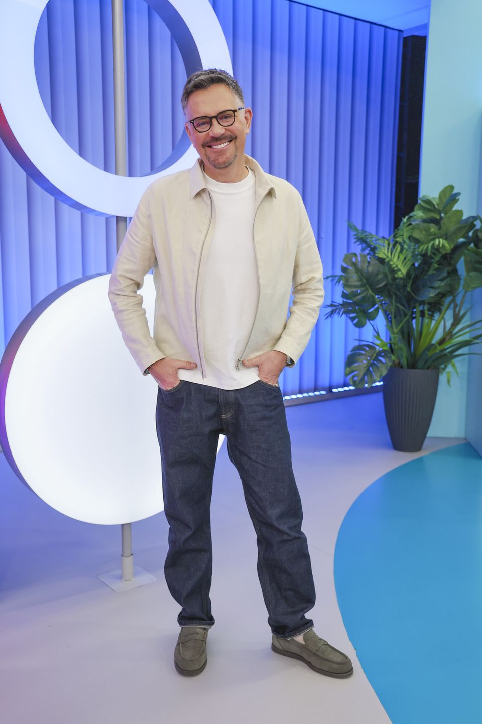 bródka, halo tu polsat, halo tu polsat - odc. 93, jeansy, kurtka jasna, kurtka na suwak, mokasyny, mokasyny szare, okulary, polsat, spodnie jeansowe, sylwetka, Telewizja Polsat, mokasyny zamszowe, Krzysztof Ibisz