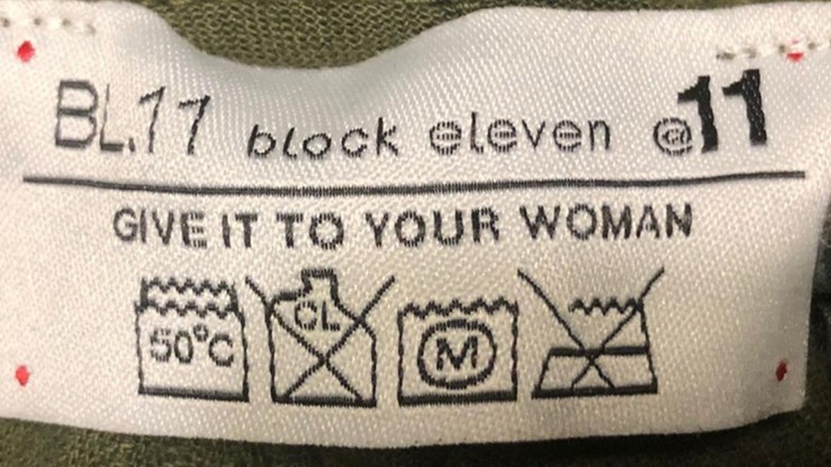 Metka na spodniach męskich z napisem "Daj to swojej kobiecie".