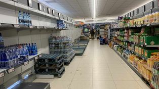 Skażona woda w Olecku. Mieszkańcy robią zapasy. Sklepowe półki błyskawicznie opustoszały