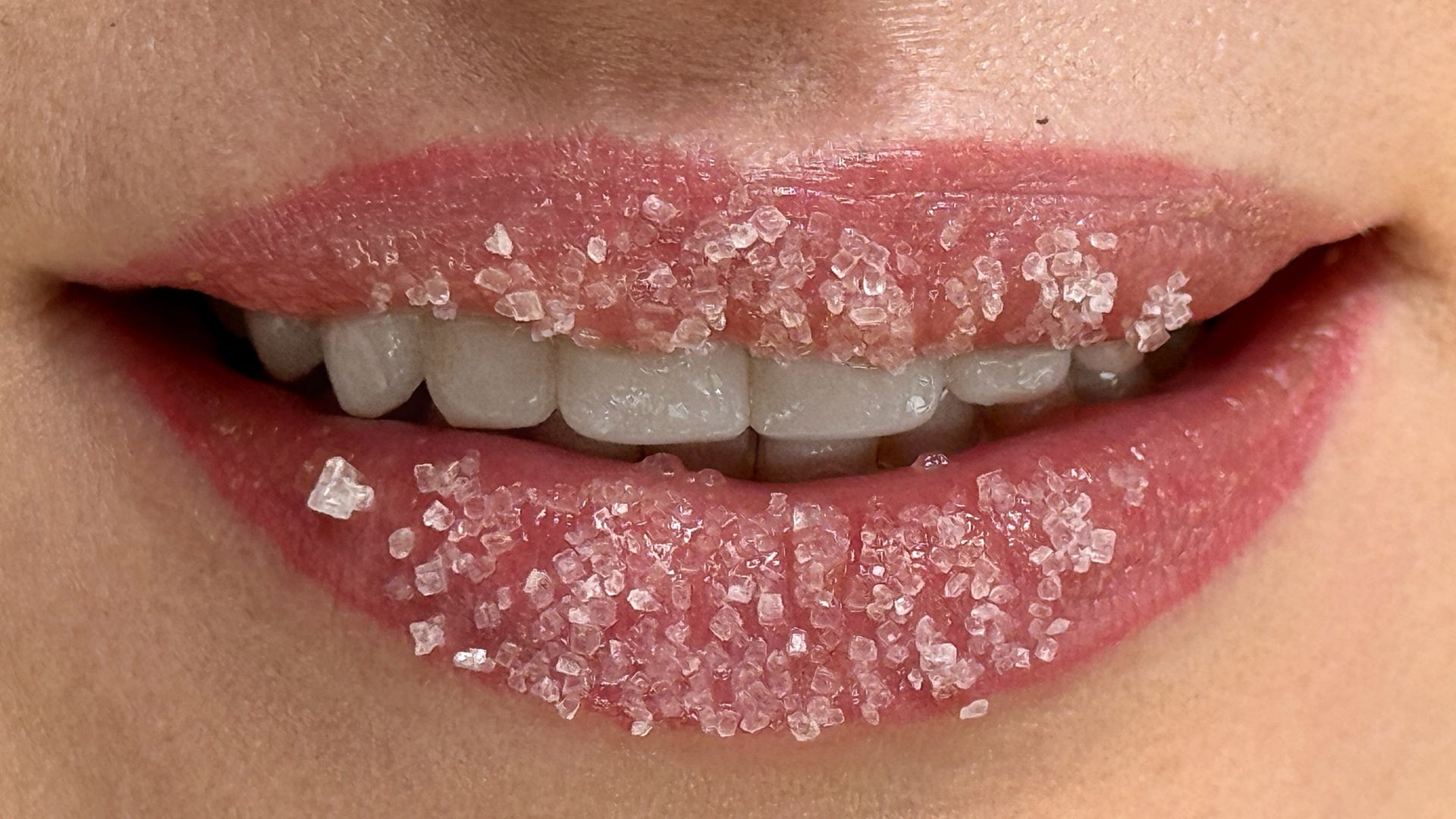 Powieki, usta, język, szyja, stopy czy skóra za uszami, często jako pierwsze zdradzają zmęczenie, niedobory i przeciążenie organizmu.