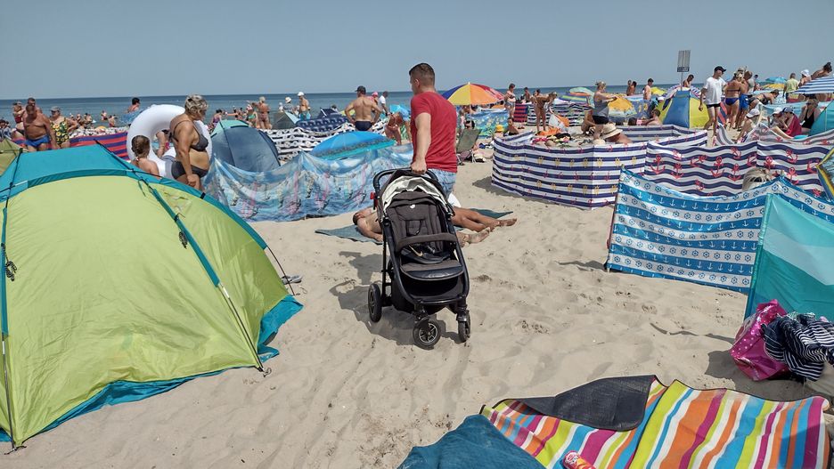 Tłumy na plaży w Stegnie. W upalne dni trudno dojść do morza między parawanami