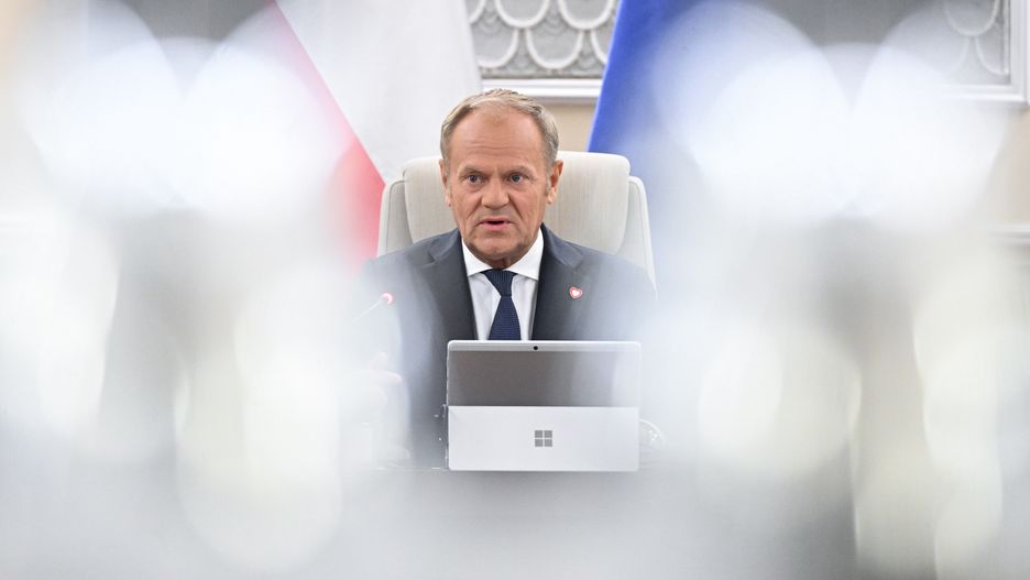 Warszawa, 10.06.2025. Premier Donald Tusk podczas posiedzenia rządu w siedzibie KPRM w Warszawie, 10 bm. Rada Ministrów zajmie się projektem ustawy, który zakłada stworzenie Komitetu ds. Cyfryzacji i wprowadza definicję Architektury Informacyjnej Państwa. AIP jest metodą zarządzania budową, rozwojem i utrzymaniem systemów informatycznych oraz zasobów informacyjnych kraju. (jm) PAP/Radek Pietruszka