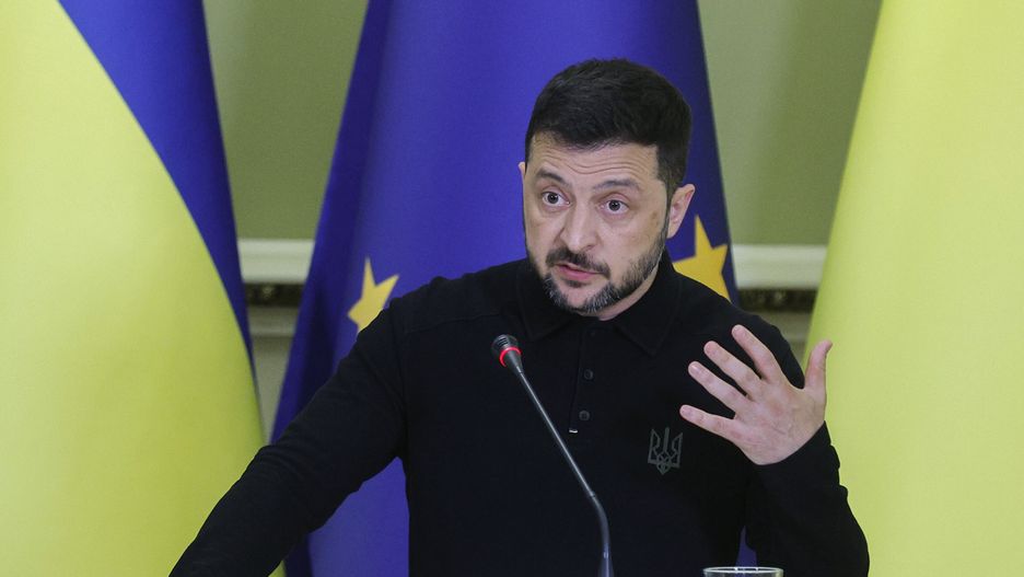 Ukrainian President Volodymyr Zelensky attends a press conference with European Parliament President Metsola following their meeting in Kyiv, Ukraine, 17 September 2025. Metsola arrived in Kyiv to meet with top Ukrainian officials, amid the Russian invasion. EPA/SERGEY DOLZHENKO Dostawca: PAP/EPA.