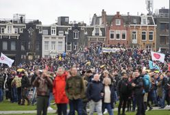 Policyjny pies rzucił się na antyszczepionkowca. Przerażające nagranie