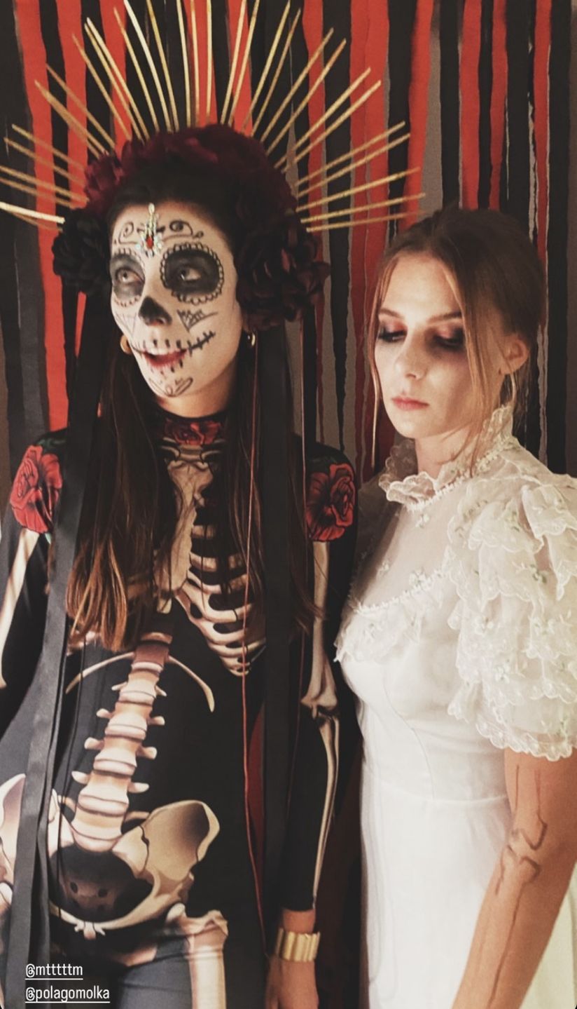 Marta Wierzbicka w białej sukni na imprezie halloweenowej