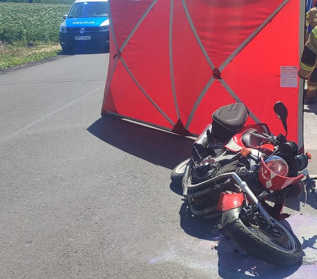 Motocykl zderzył się z autem osobowym. Jedna osoba zginęła