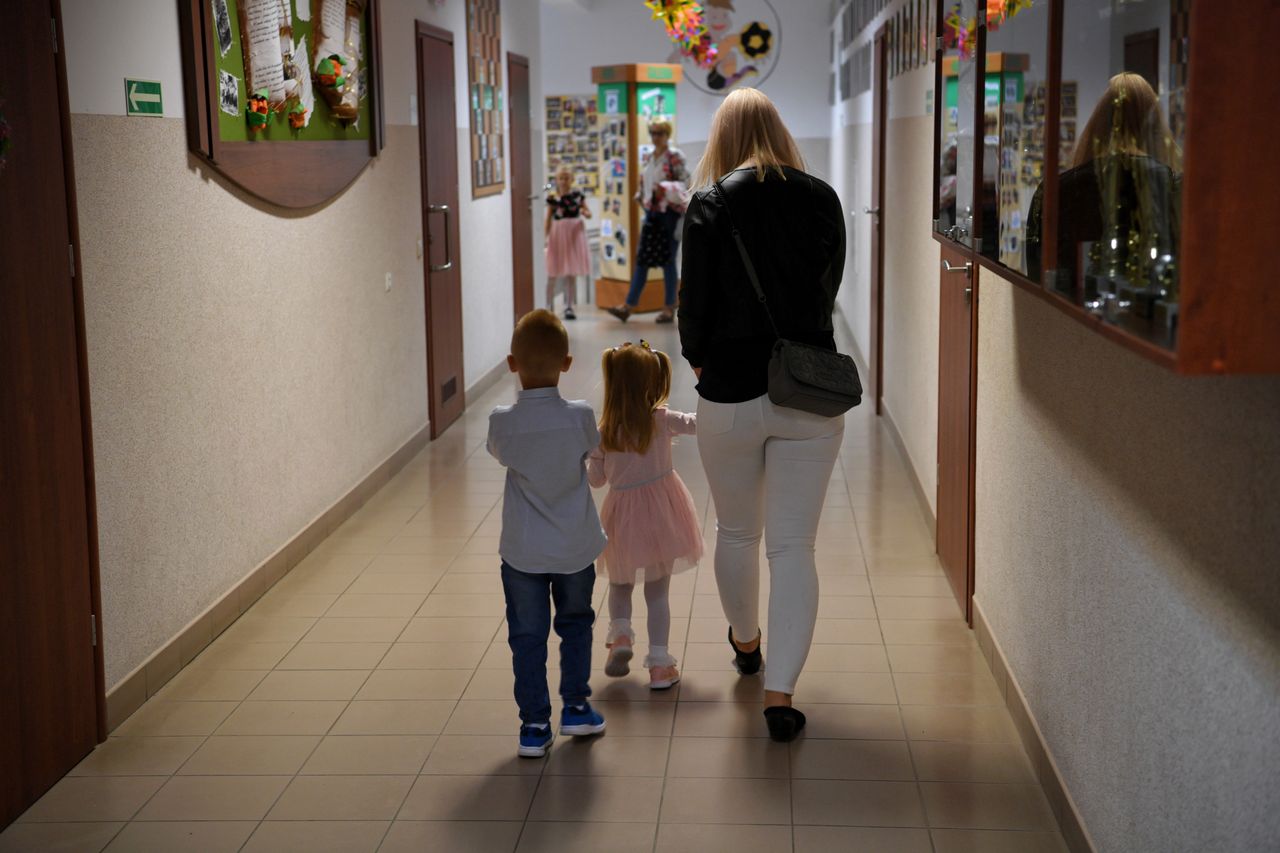 Jakość życia dzieci w Polsce jest marna. 31. miejsce wśród krajów bogatych - Dzieci w szkole podstawowej w miejscowości Orzechowce na Podkarpaciu, przed uroczystym rozpoczęciem roku szkolnego 2020/21