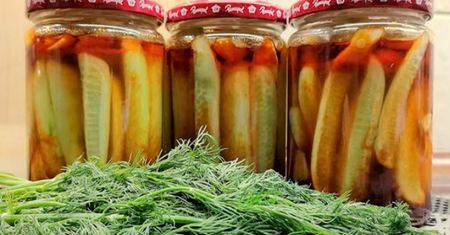 Przepis na "krokodylki". Ogórki w pikantnej zalewie, palce lizać