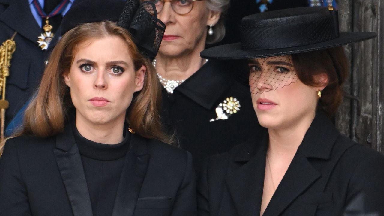 Księżniczki Beatrycze i Eugenia są zasmucone decyzją Karola III?