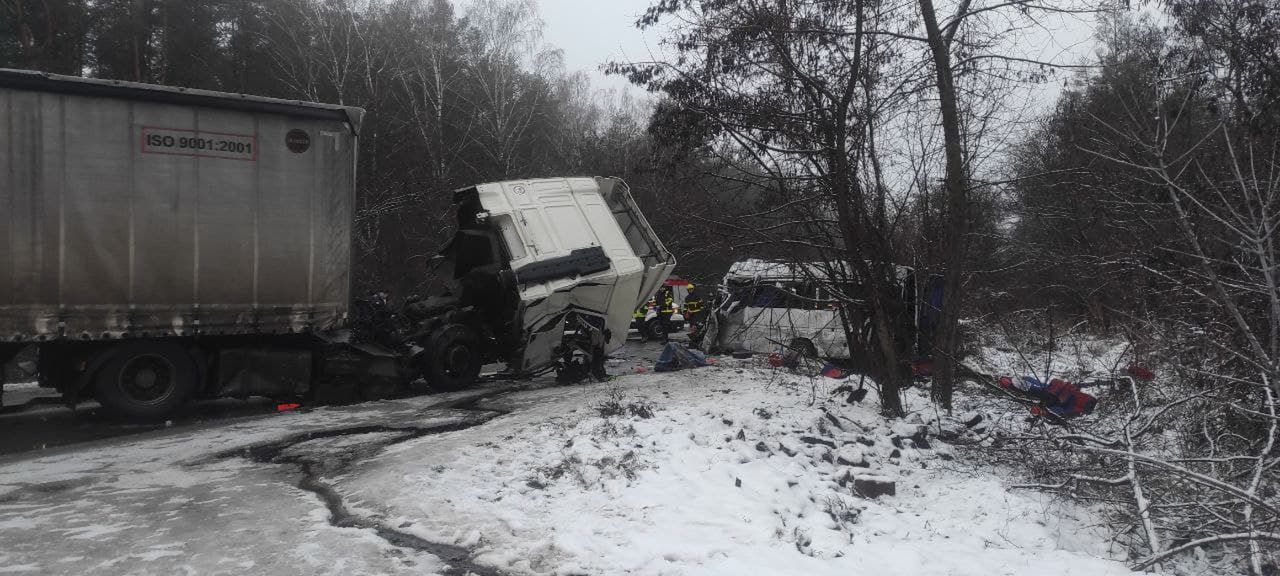 Zderzenie busa z ciężarówką na Ukrainie. Nie żyje 12 osób