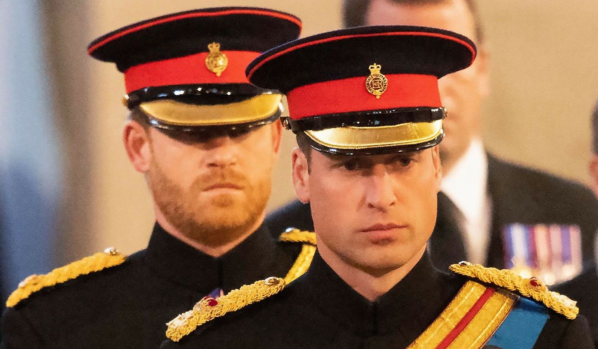 Wnuki królowej przy trumnie. Harry jednak w mundurze