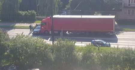 Kolizja na ul. Diamentowej. Utrudnienia w ruchu