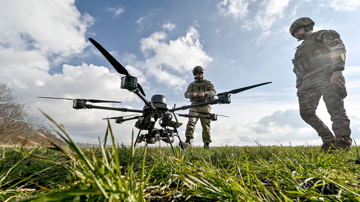 Na zdjęciu żołnierze obsługujący drona w Ukrainie, gdzie ten rodzaj broni ma duży wpływ na przebieg wojny