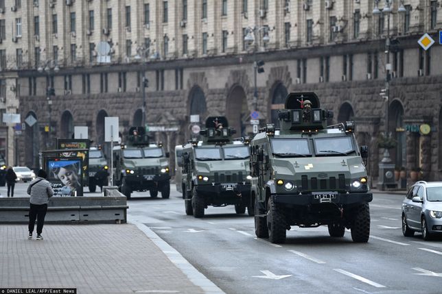 Rosja zaatakowa?a Ukrain?Ukrainian military vehicles move past Independence square in central Kyiv on February 24, 2022. - Air raid sirens rang out in downtown Kyiv today as cities across Ukraine were hit with what Ukrainian officials said were Russian missile strikes and artillery. Russian President announced a military operation in Ukraine on February 24, 2022, with explosions heard soon after across the country and its foreign minister warning a "full-scale invasion" was underway. (Photo by Daniel LEAL / AFP)DANIEL LEAL