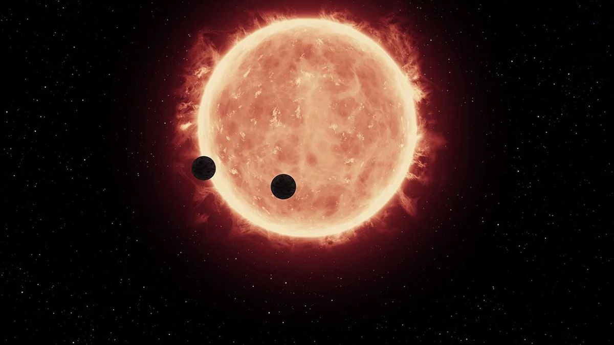 Ilustracja przedstawia dwie planety wielkości Ziemi, TRAPPIST-1b i TRAPPIST-1c, na tle macierzystej gwiazdą - czerwonego karła.