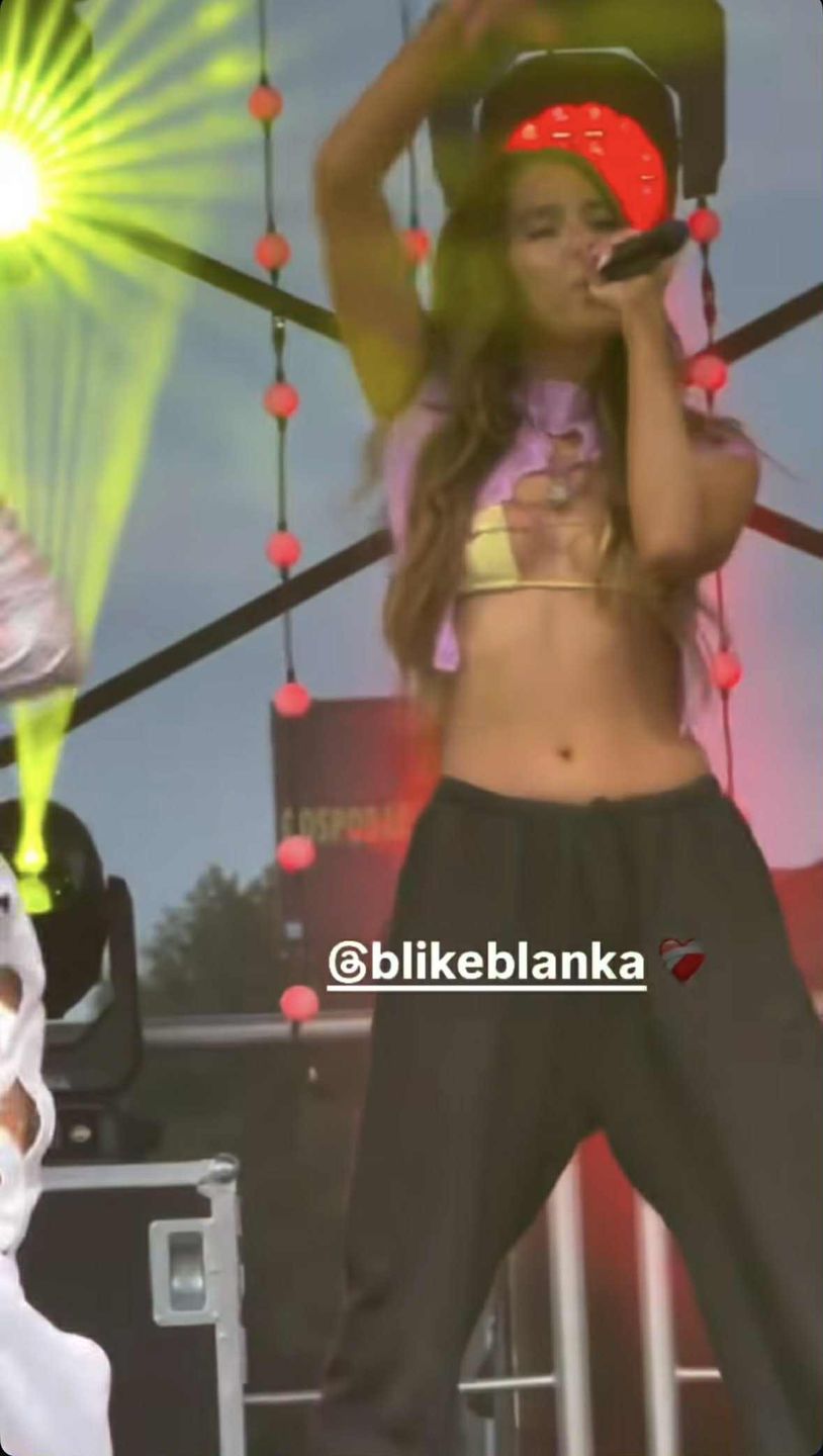 Blanka szaleje na scenie w staniku