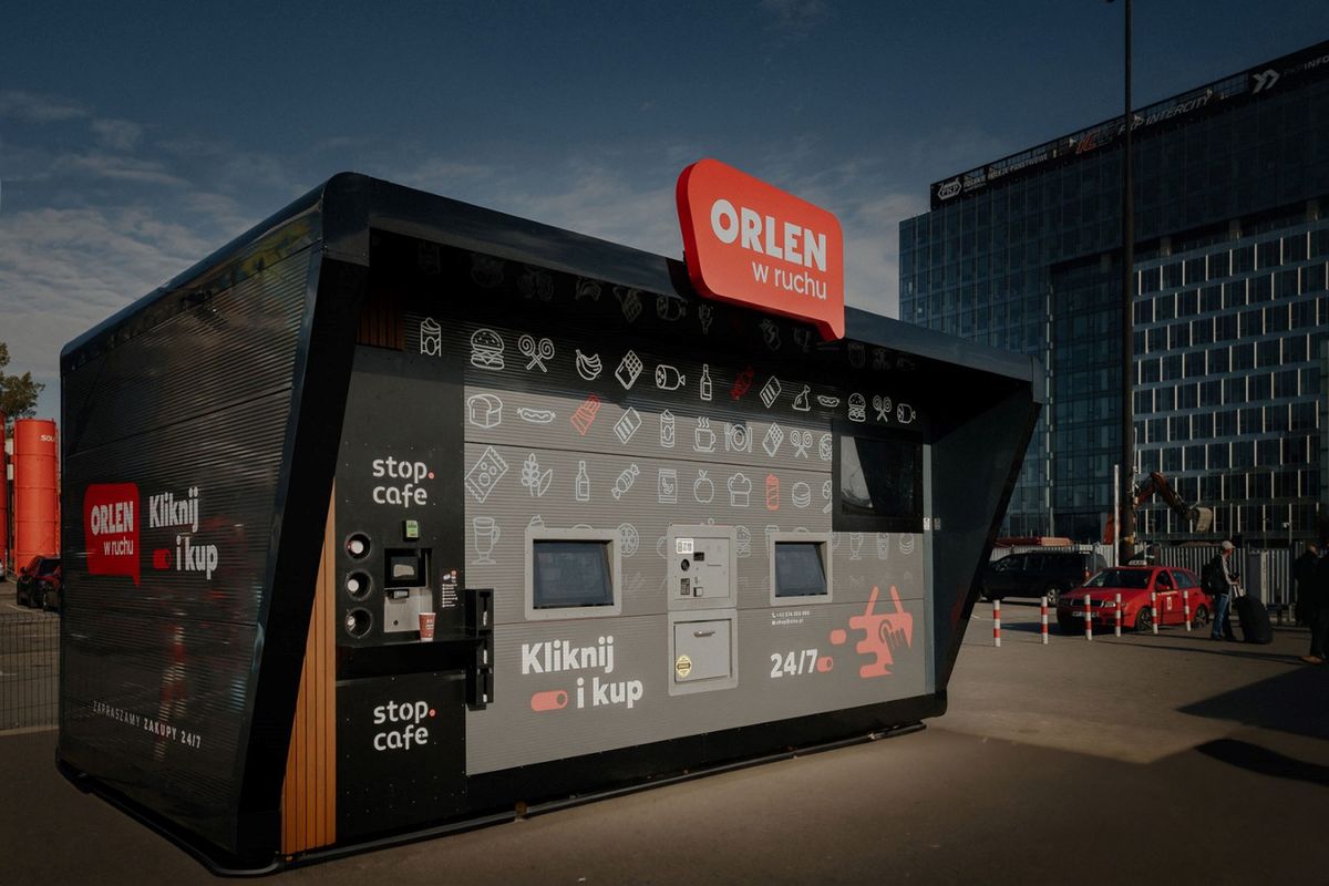 Na Dworcu PKS Zachód w Warszawie rozpoczęły się testy pierwszego automatu sklepowego pod marką ORLEN w ruchu