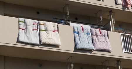 Wietrzyć pościel na balkonie? Eksperci wprost o skandynawskim rytuale