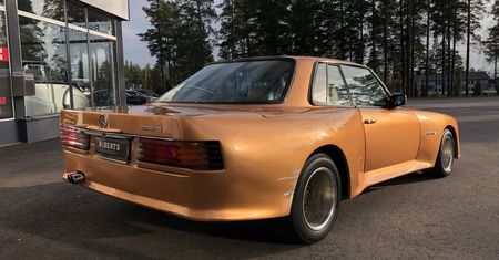 Absurdalnie szeroki Mercedes 350 SLC na sprzedaż w cenie rozsądnego kompaktu